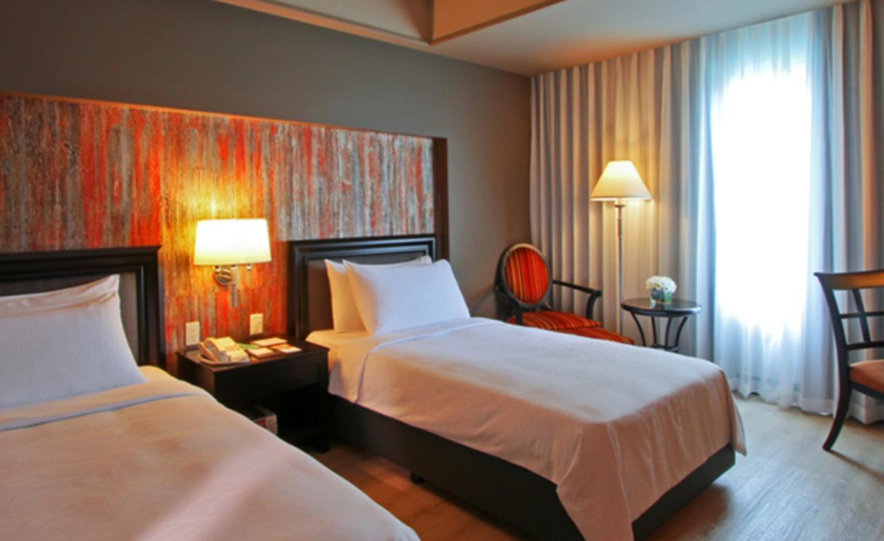 The Bellevue Manila Hotell Muntinlupa City Exteriör bild