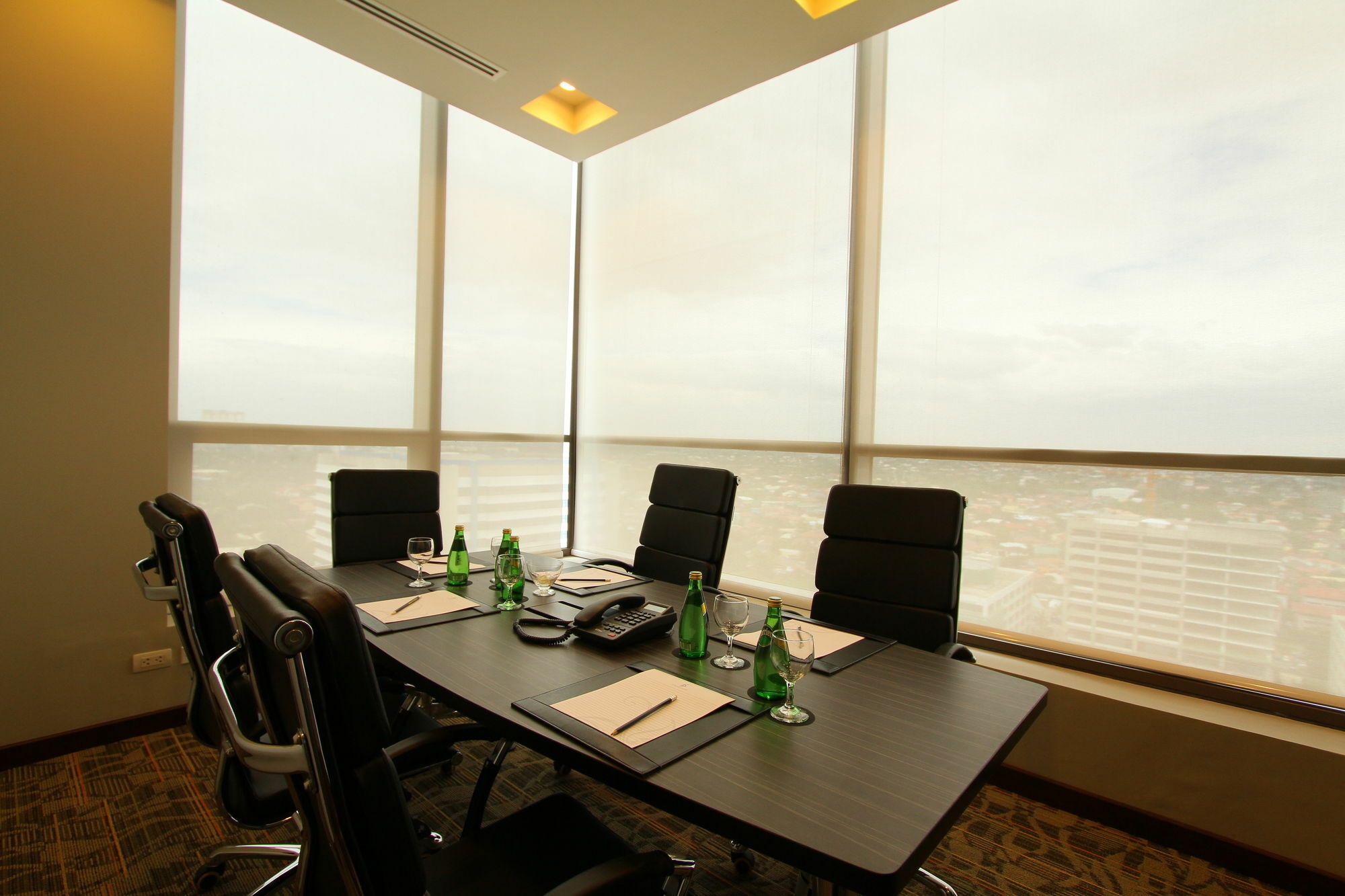 The Bellevue Manila Hotell Muntinlupa City Exteriör bild